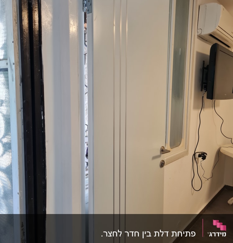דלת חדשה מותקנת עם צירים בחדר בשיפוץ